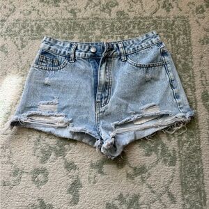 Cute ripped jeans shorts!